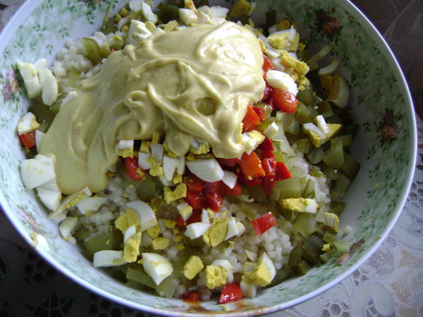 Salată de cuscus cu maioneză şi degeţele din piept de pui