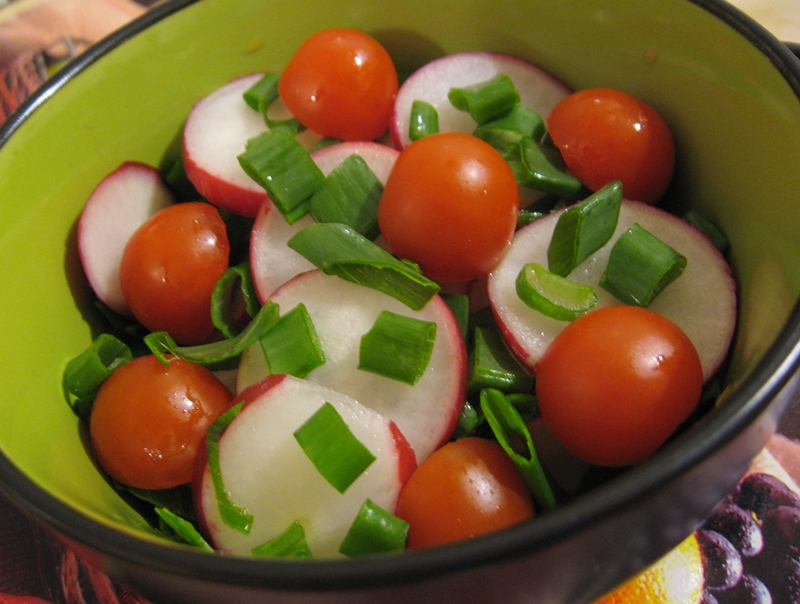 Salata de primavara cu ridichi, ceapa verde si rosii cherry