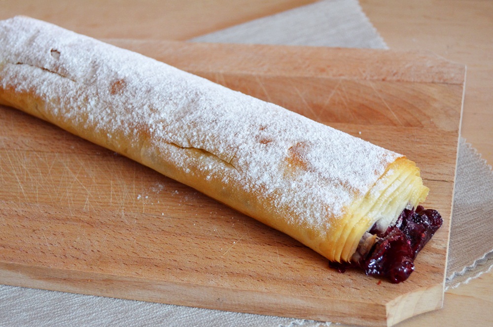 Strudel cu fructe de padure