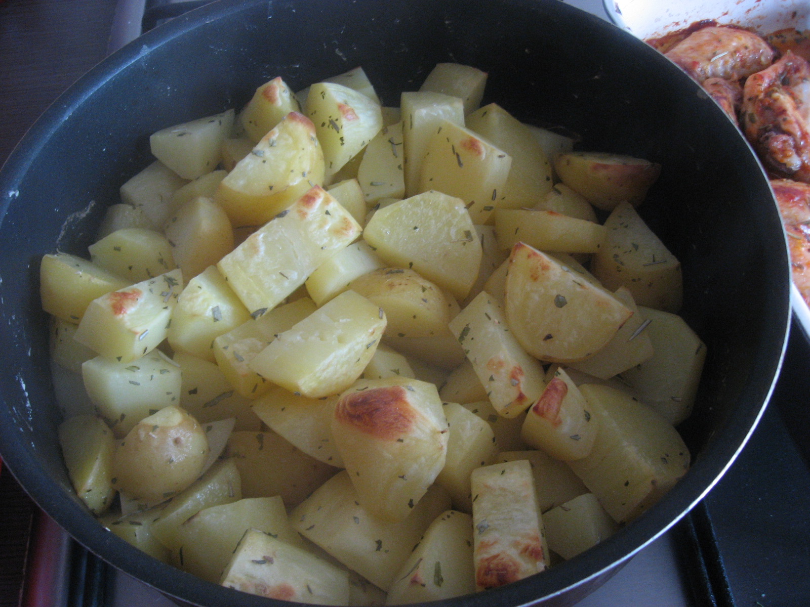 Aripioare si cartofi noi la cuptor cu sos de marar