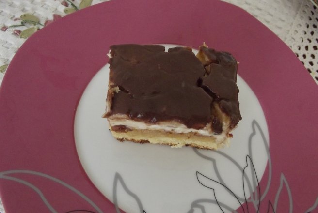 Prajitura cu dulceata de trandafiri si crema de vanilie