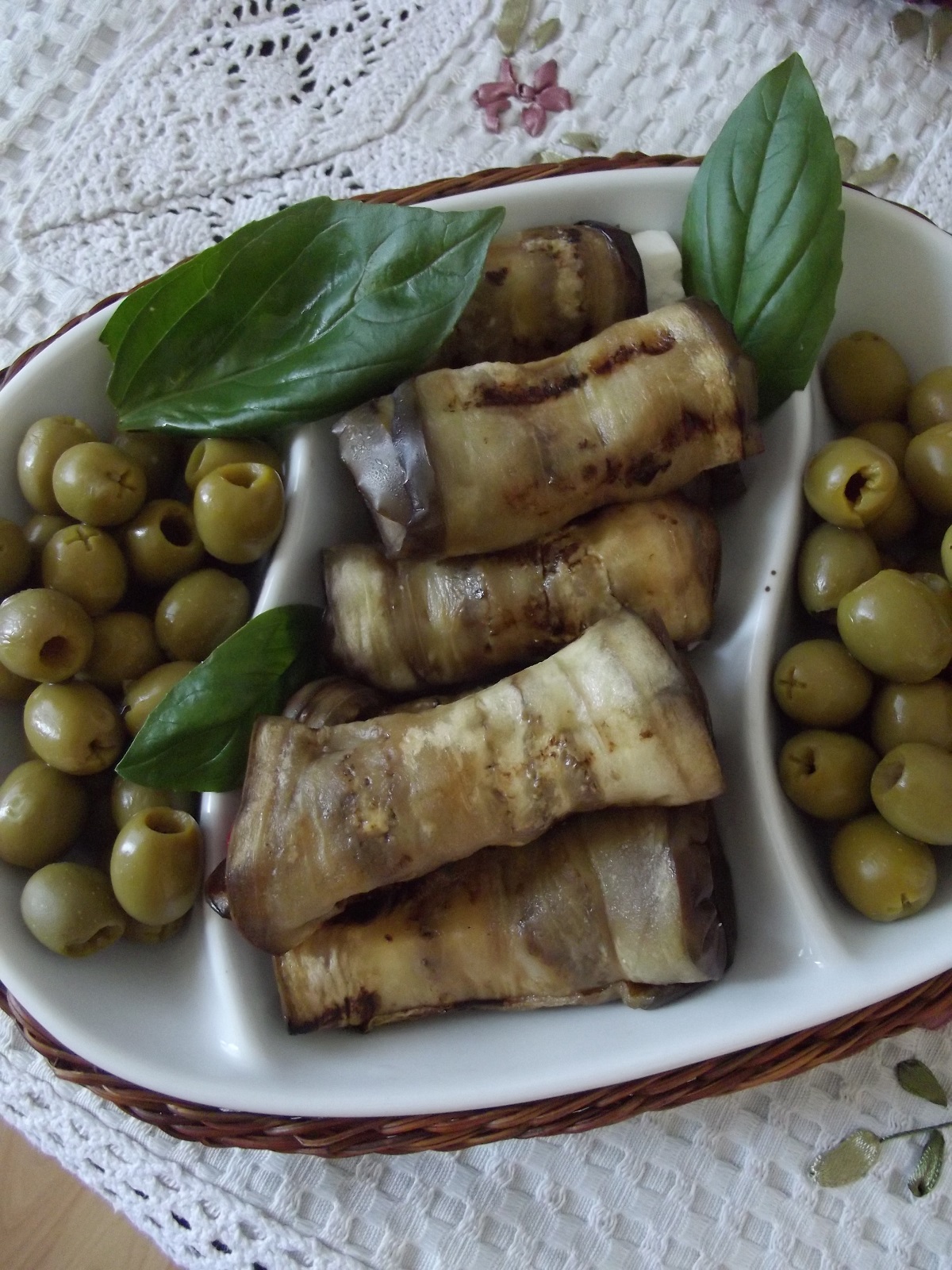 Aperitiv cu vinete, branza de capra si busuioc