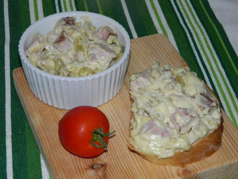 Salata de pastai cu pastrama si maioneza