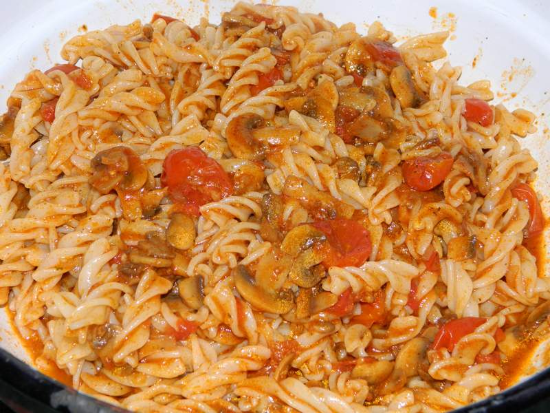 Fusilli cu ciuperci si rosii chery