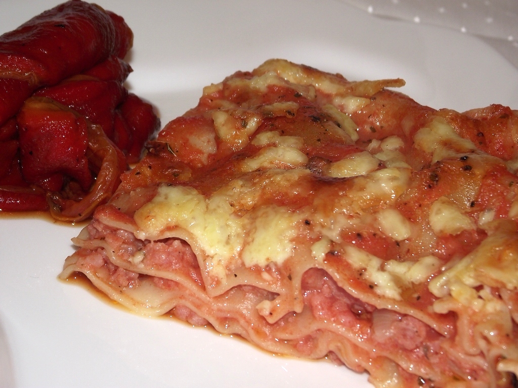 Lasagna cu carne tocata, ciolan afumat si ciuperci