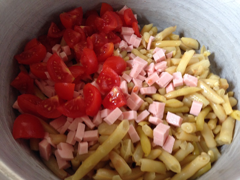 Salata de fasole galbena cu parizer de pui si rosii cherry