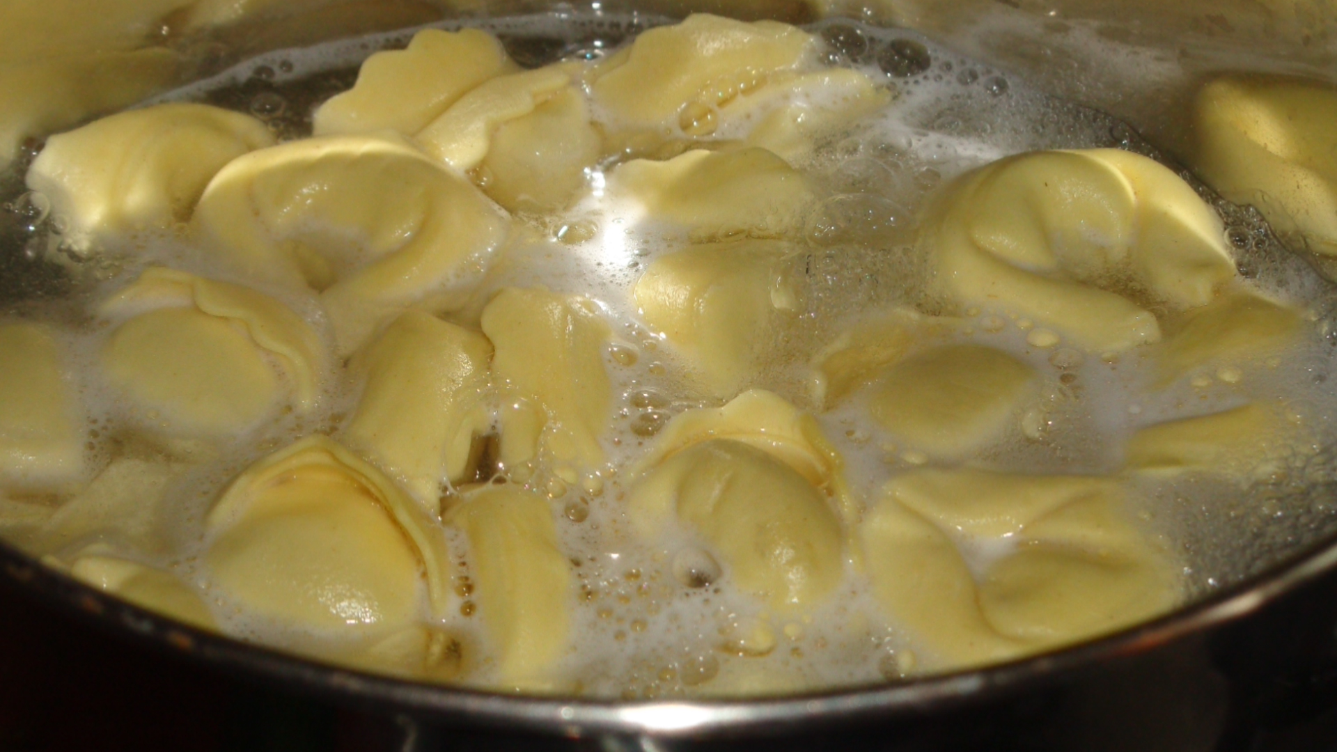 Tortellini cu sos de branza de vaca