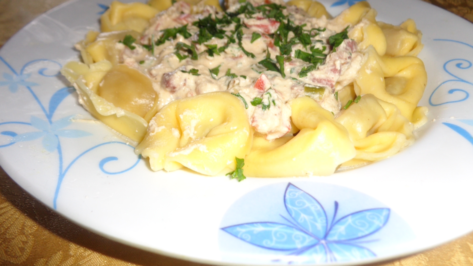 Tortellini cu sos de branza de vaca