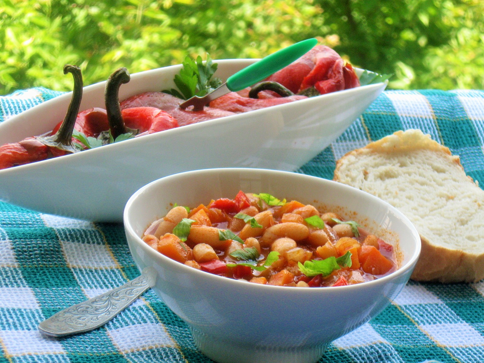 Iahnie de fasole cu salata de ardei copti