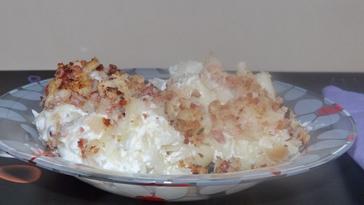 Melcisiori si conopida gratinate, sub crusta de bacon