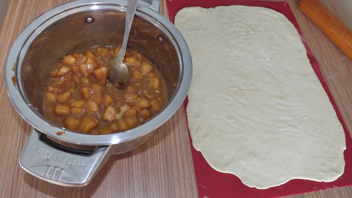 Strudel din aluat de casa, cu mere, pere si caramel