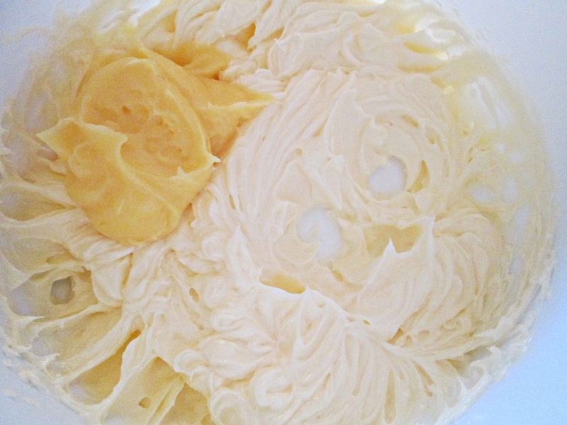 Tort cu bezea de nuca,pandispan si crema de vanilie