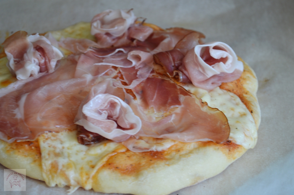 Pizza cu prosciutto crudo, rucola si parmezan