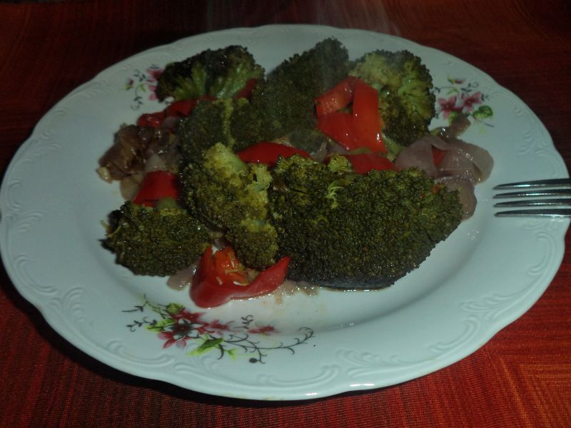 Broccoli cu ardei si ceapa rosie la tigaie