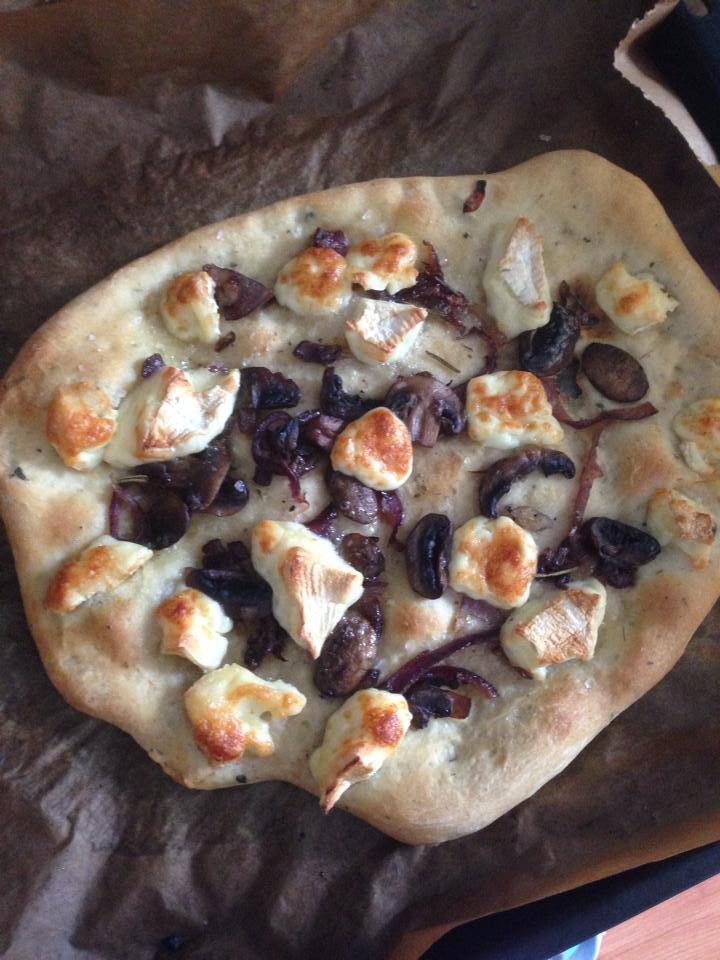 Pizza cu ciuperci, ceapa caramelizata si Brie