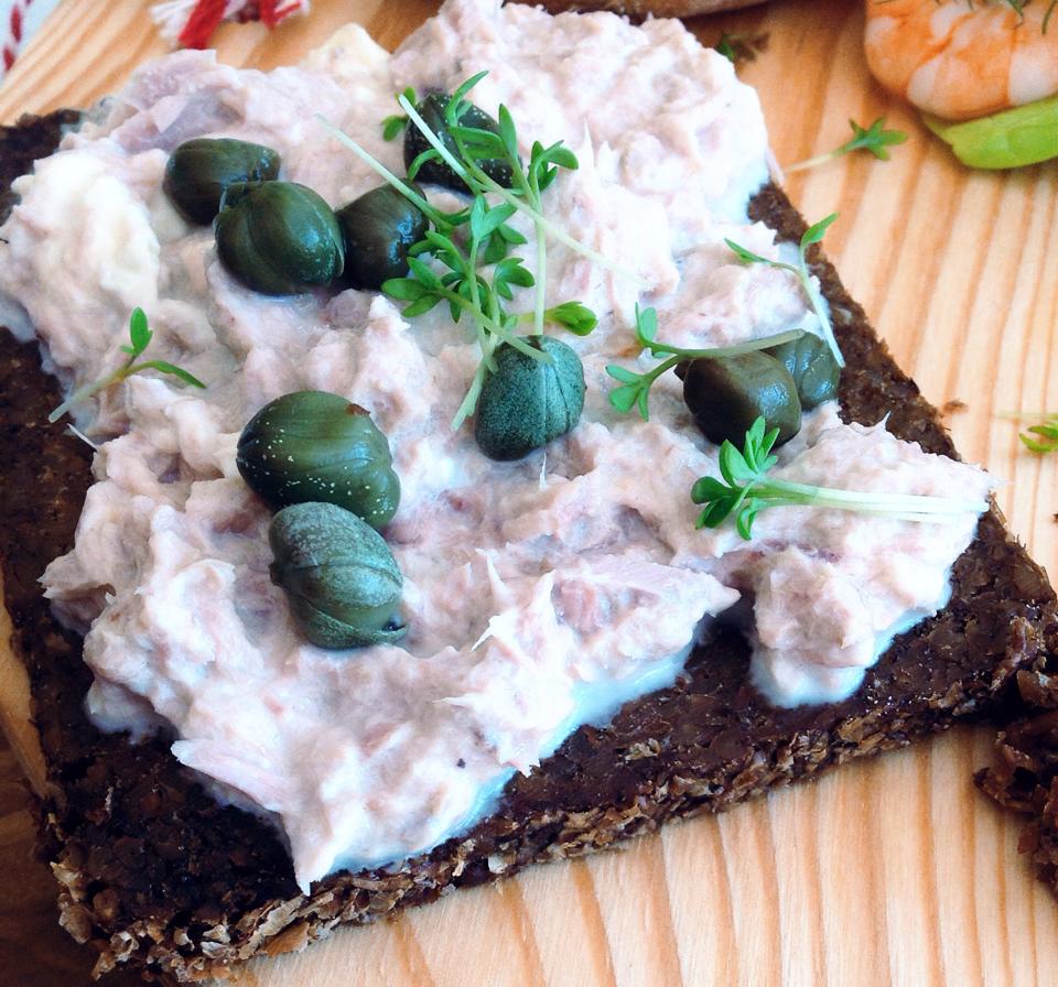 Smørrebrød  cu salata de ton si capere