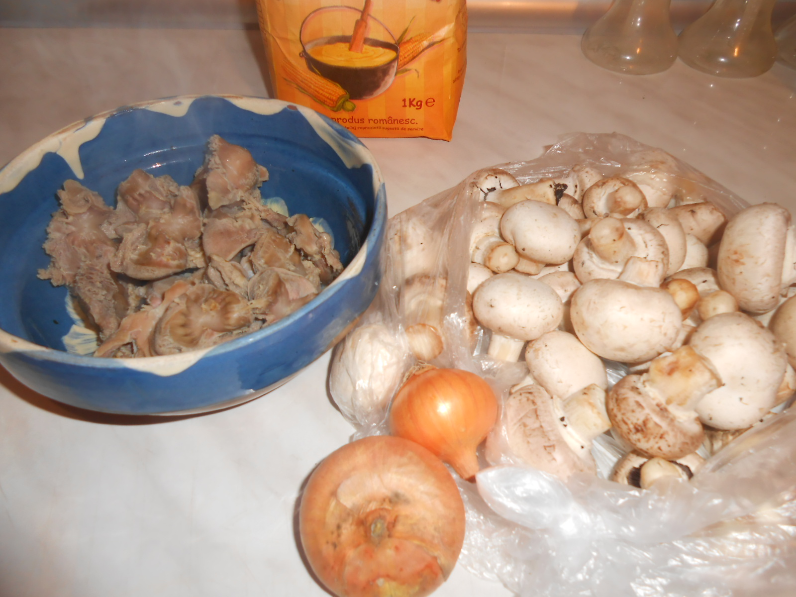 Reteta delicioasa de Ciulama de ciuperci si pipote, servita cu mamaliga