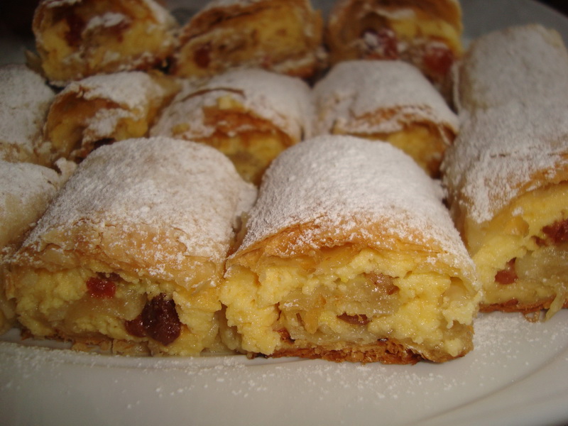 Reteta simpla si delicioasa de strudel cu branza si stafide