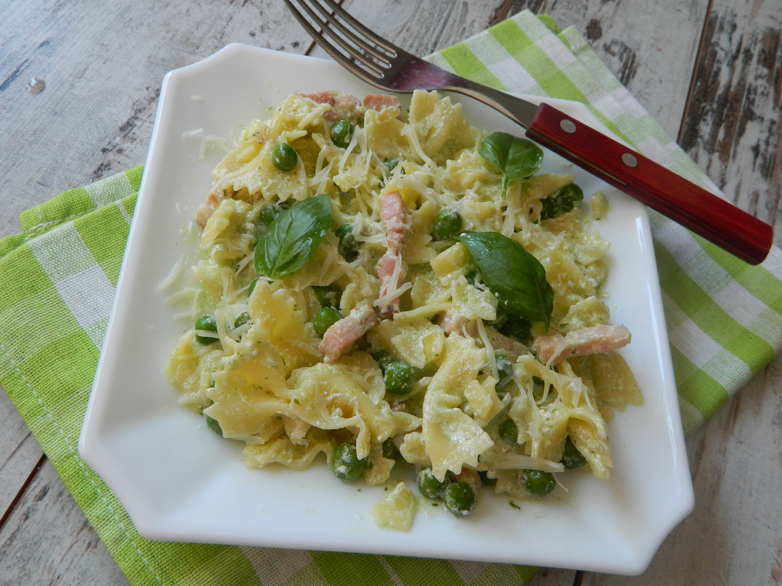 Farfalle cu sos pesto si bacon