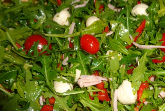 Salata de rucola cu mozzarella