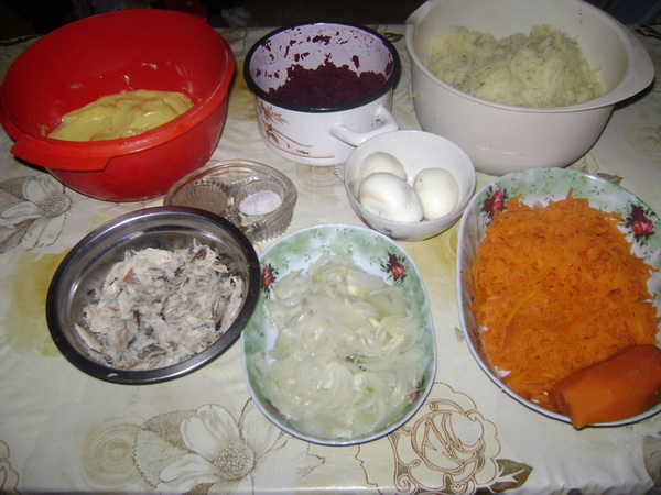 Salată în straturi cu legume şi peşte
