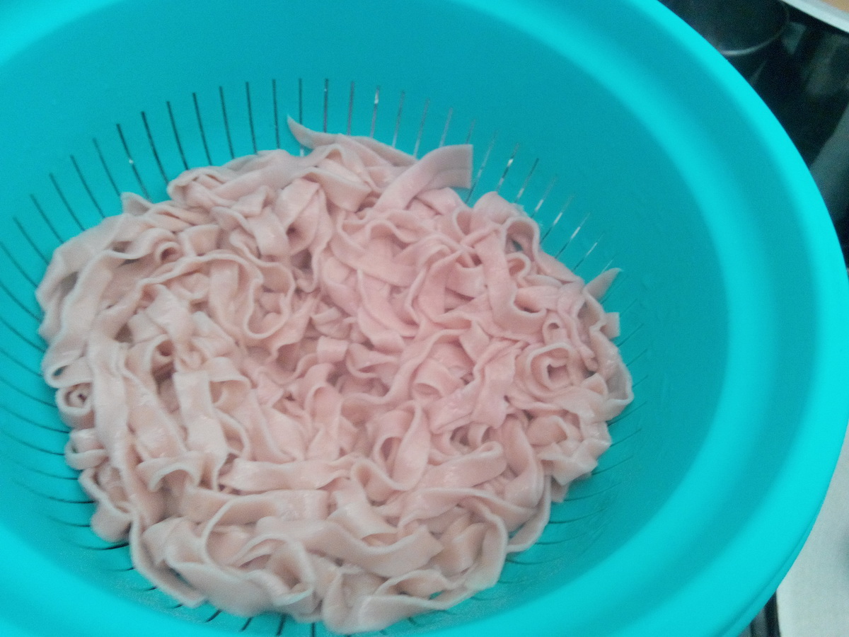 Paste colorate  facute in casa(taitei, tagliatelle si ravioli)