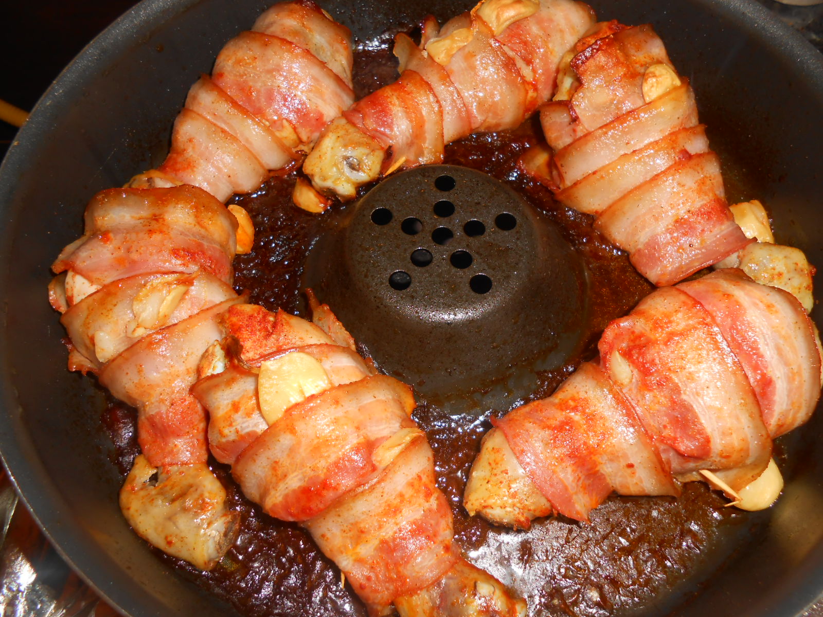 Ciocanele imbracate in bacon si garnitura de orez cu legume