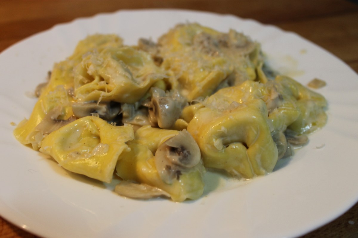 Tortellini cu branza si sos de ciuperci