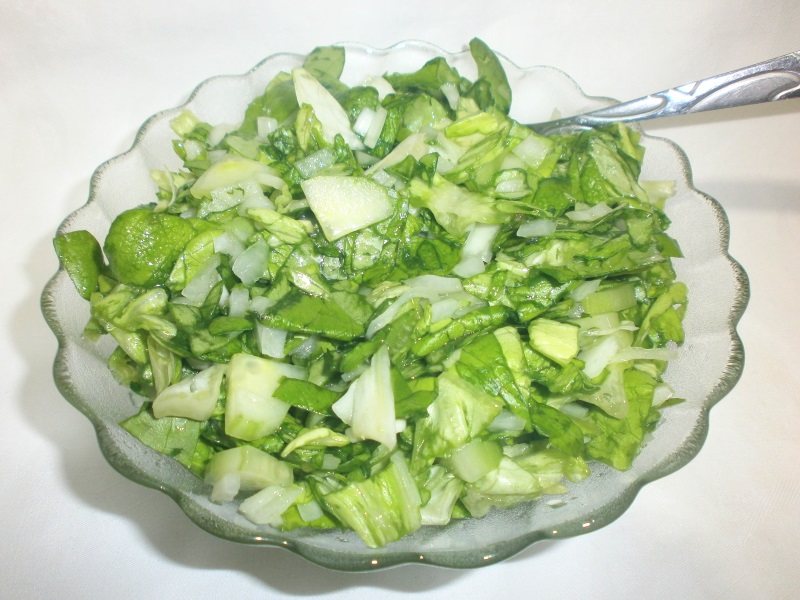 Salata verde cu ceapa si castravete