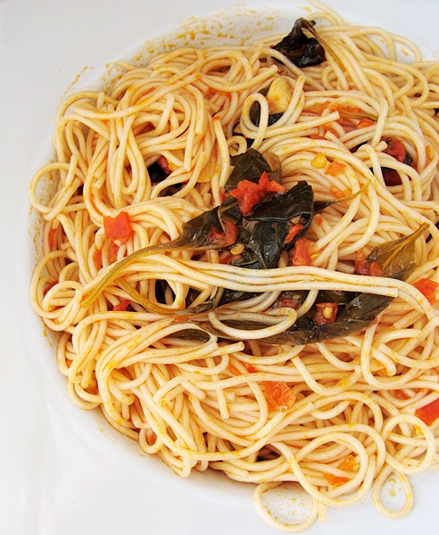 Noodles cu busuioc si chili