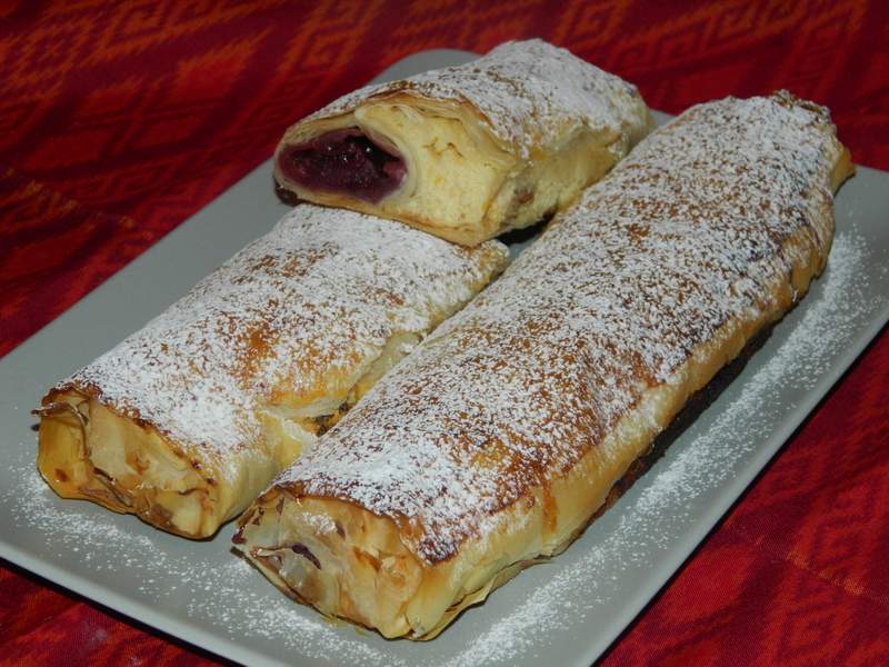 Strudel cu branza si visine