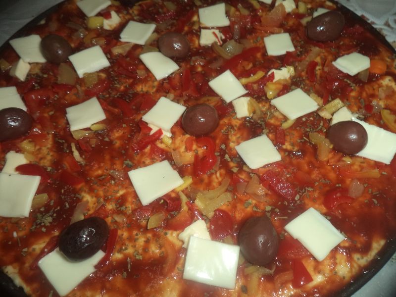 Pizza cu seminte si branzeturi
