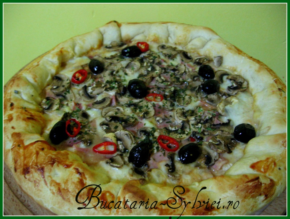 Pizza prosciutto e funghi cu bordura de branza