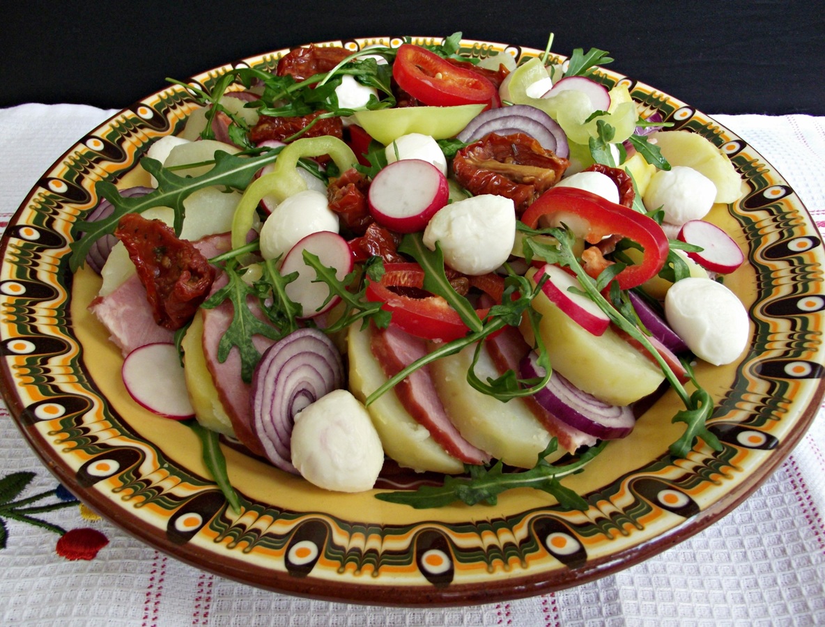 Salata asortata, cu rucola si rosii deshidratate