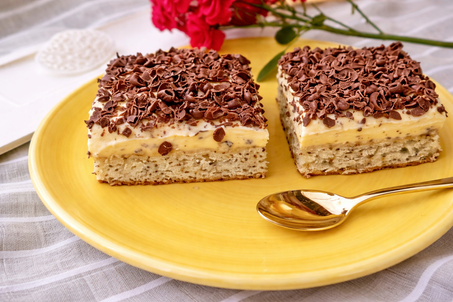 Prajitura cu blat de nuca si crema de vanilie