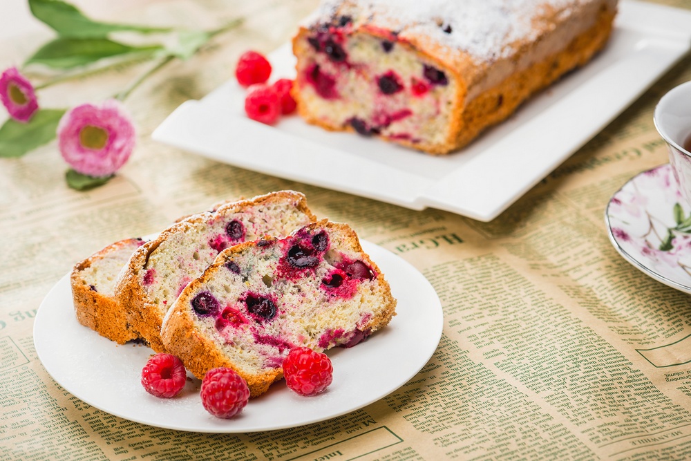 Chec cu fructe de padure - Reteta simpla pentru un desert pufos si aromat