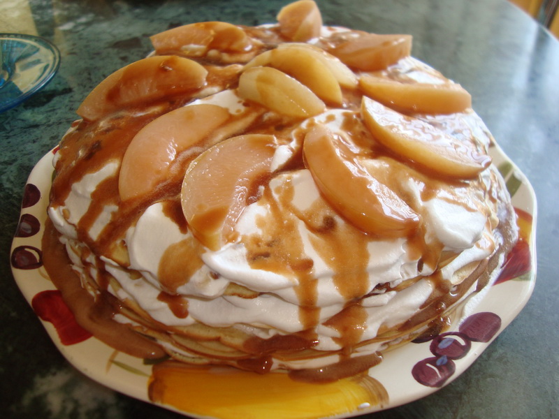 Tort de clatite cu sos caramel