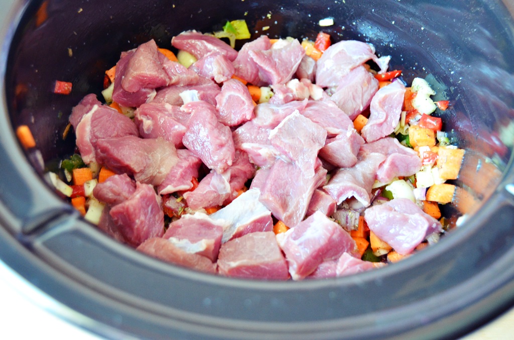 Carne de vitel in sos de legume cu vin la slow cooker Crock-Pot