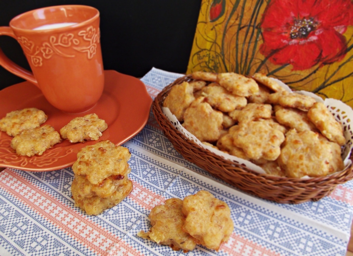 Biscuiti aperitiv, cu sunca presata si cascaval