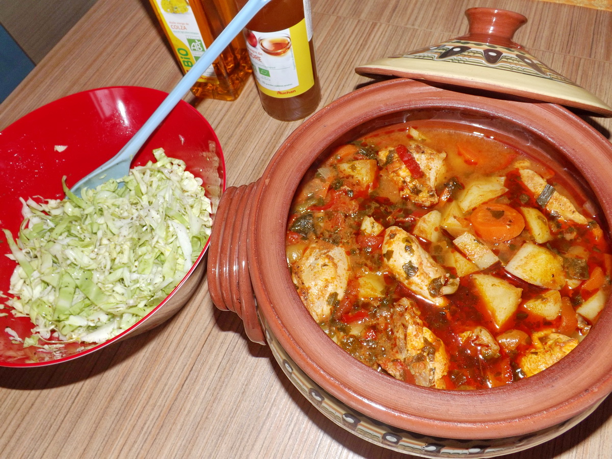 Papricas de pui cu salata de varza si paine de casa