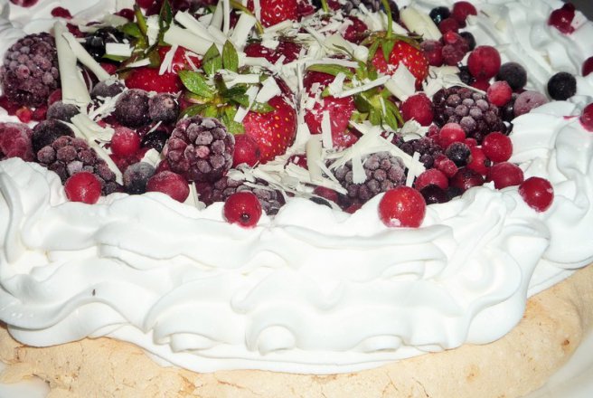 Tort Pavlova cu fructe de padure si capsuni