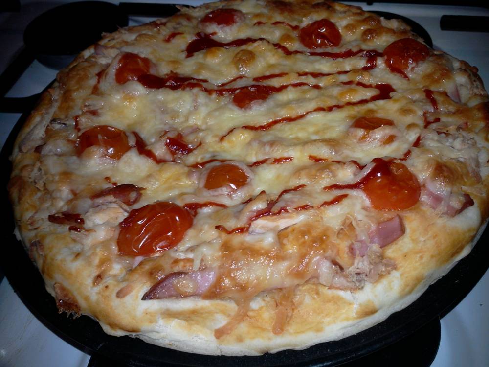 Pizza cu piept de pui si rosii cherry