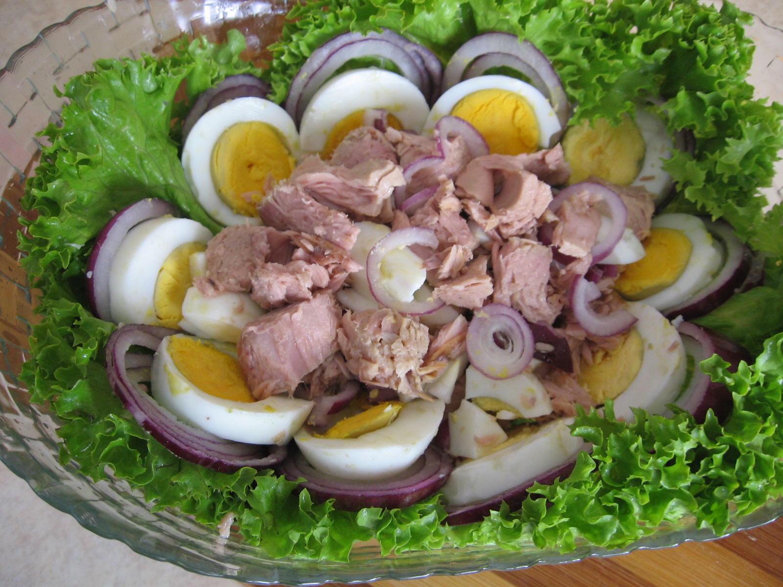 Salata de ton cu oua fierte