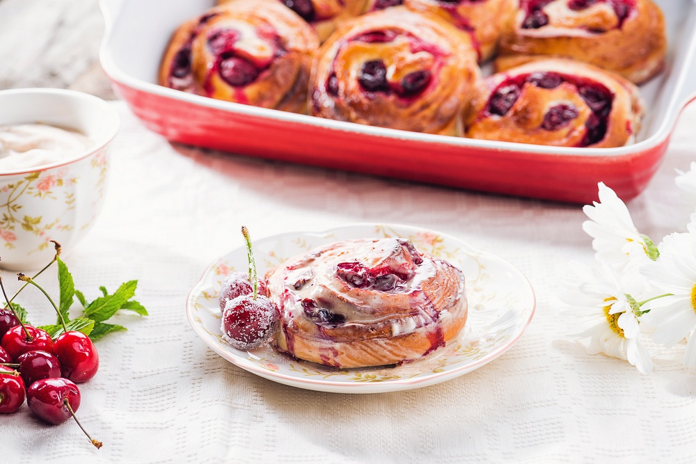 Cinnabons rolls cu cirese si glazura cu scortisoara