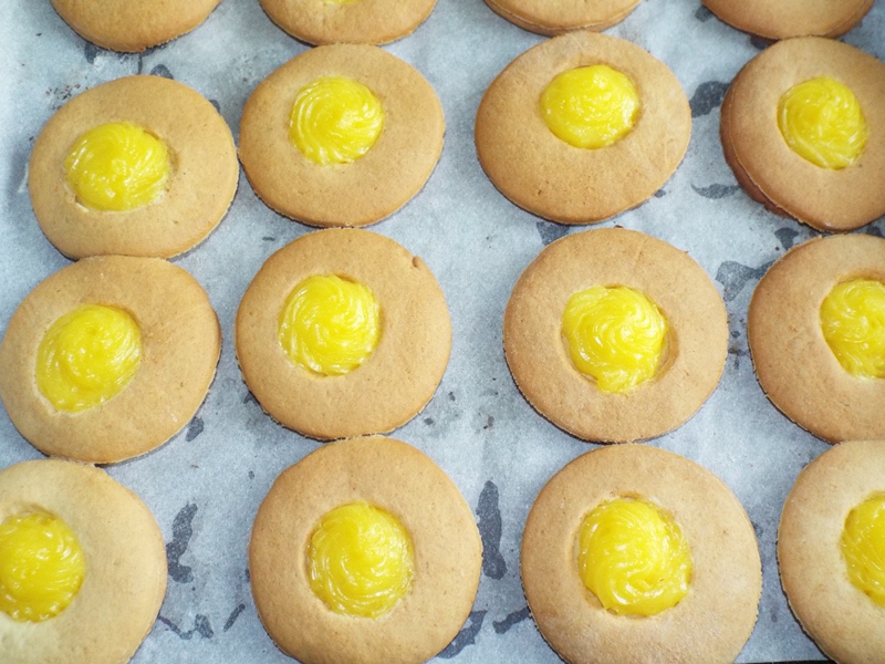 Biscuiti cu miere si lemon curd