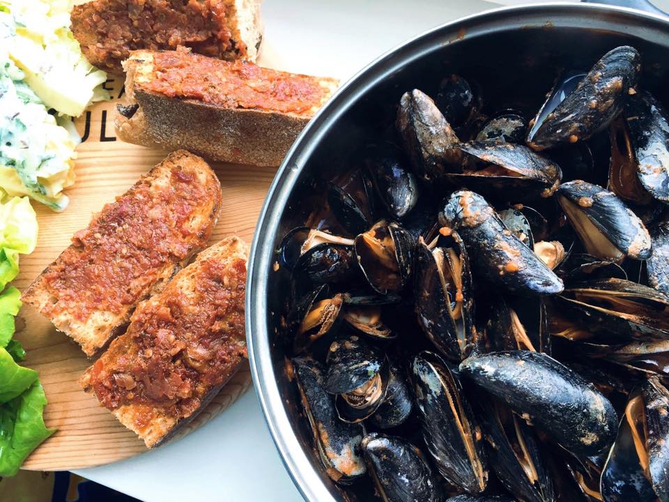 Midii cu arome marocane, toast cu tapenade si salata de castraveti