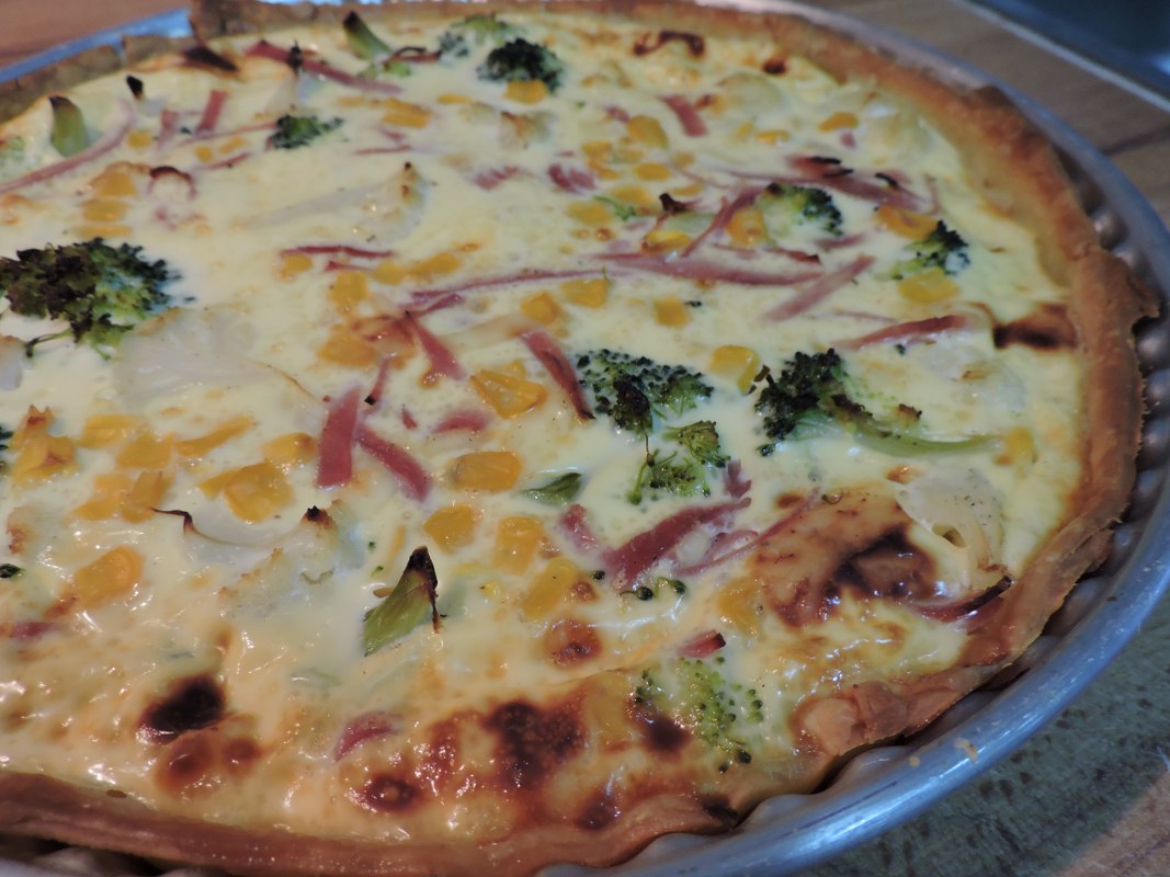 Quiche de broccoli cu sunca si branza