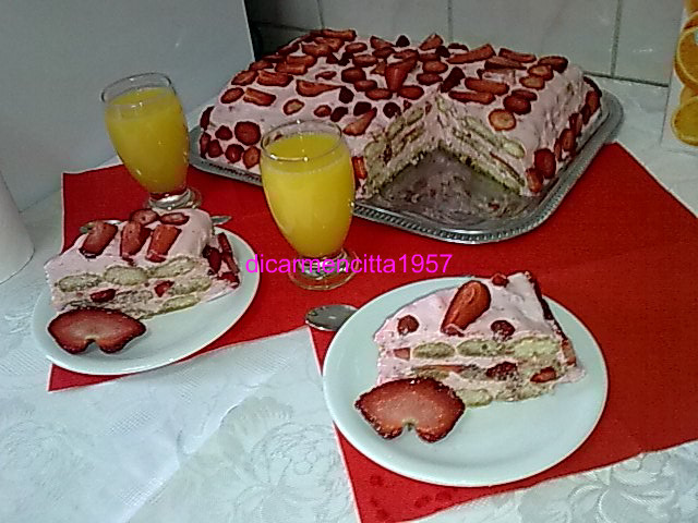 Tort de capsuni cu crema de iaurt.