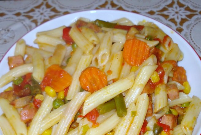 Penne cu legume mexicane si mezeluri