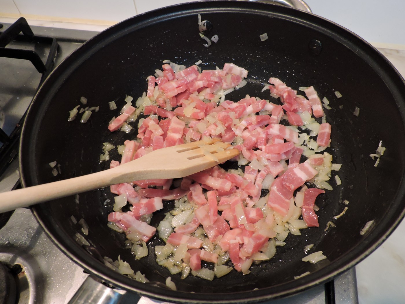 Tortellini cu sos de tomate si bacon